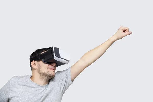 Jovem Usando Headset Estúdio Experimentando Realidade Virtual — Fotografia de Stock
