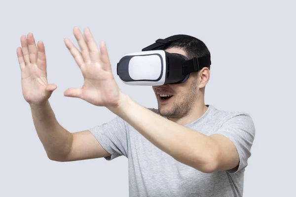 Hombre Joven Usando Auriculares Estudio Experimentando Realidad Virtual — Foto de Stock