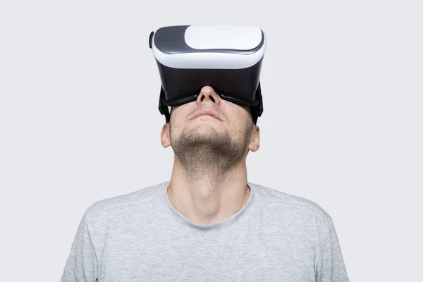 Young Man Using Headset Studio Experiencing Virtual Reality — Stock Photo, Image