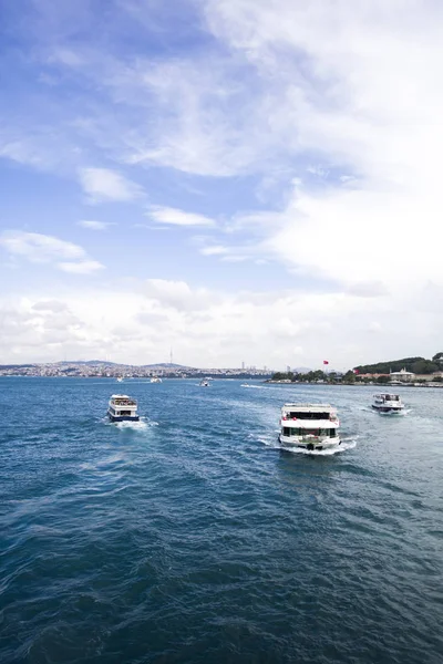イスタンブールのボスポラス海峡でボートで見る トルコ — ストック写真