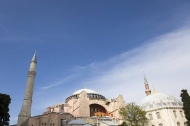 İstanbul'un eski kentinde ayasofya kubbe ve minareleri görünümü