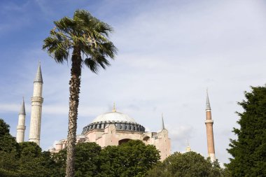 İstanbul'un eski kentinde ayasofya kubbe ve minareleri görünümü