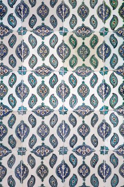 İstanbul Topkapı Sarayı'ndan çiçek desenli eski Osmanlı el yapımı Türk çinileri