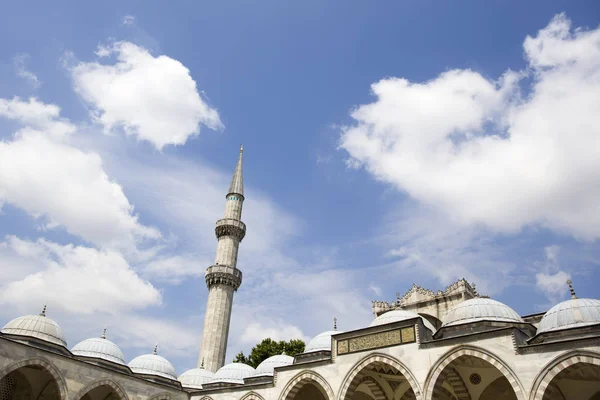 土耳其伊斯坦布尔苏莱曼尼耶清真寺尖塔景观 — 图库照片
