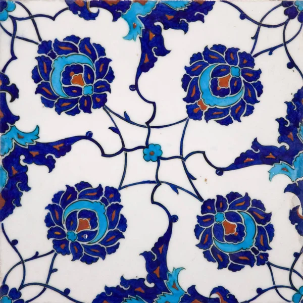 古代オスマン帝国は イスタンブールのトプカピ宮殿から花柄を使用したトルコのタイルを手作りしました — ストック写真