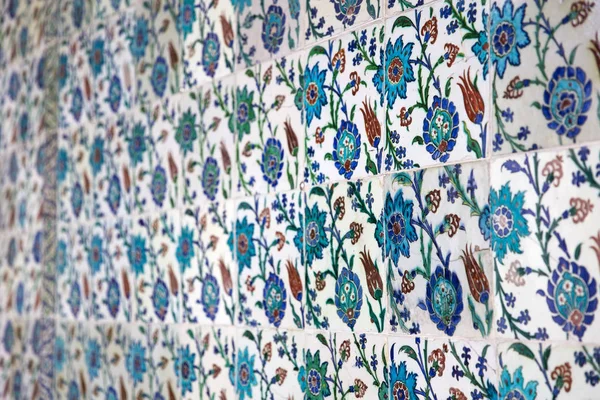 土耳其伊斯坦布尔托普卡皮宫的古代奥斯曼手工土耳其瓷砖 花卉图案 — 图库照片
