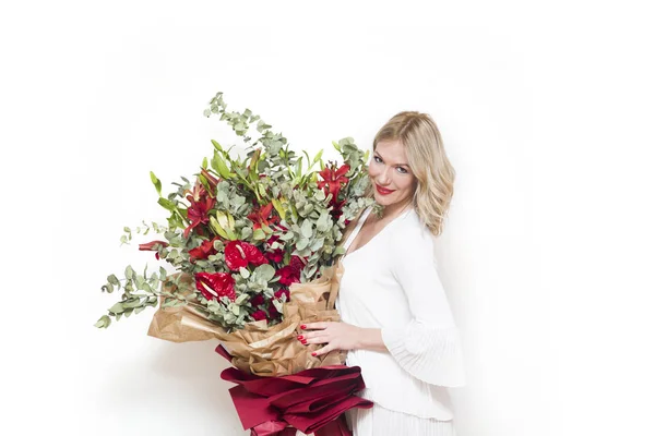 Joven Mujer Rubia Hermosa Sosteniendo Gran Ramo Flores Colores Contra — Foto de Stock