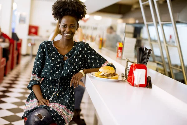 Bastante Joven Afroamericana Mujer Sentada Restaurante — Foto de Stock