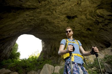 Taşlı duvarlarda delik tarafından Yakışıklı genç adam dağcılar