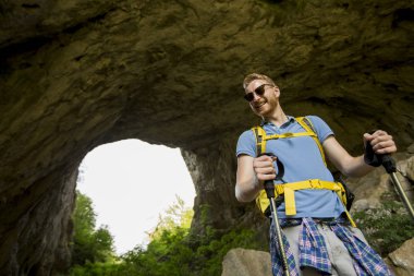 Taşlı duvarlarda delik tarafından Yakışıklı genç adam dağcılar
