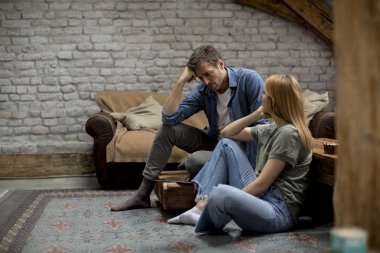 Genç çift bir sorun ile odada oturan, o onu confort çalışırken o üzgün