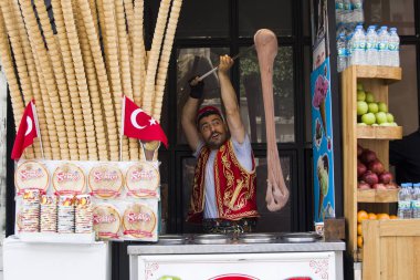 İstanbul, Türkiye - 15 Haziran 2019: İstanbul,Türkiye'de türk dondurmasının tanımlanamayan satıcısı. Geleneksel Türk dondurması salep ile yapıldı, orkide çiçekleriyle üretildi.