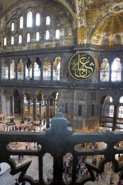İstanbul, Türkiye - 18 Haziran 2019: İstanbul Ayasofya'nın iç mekanlarında kimliği belirsiz kişiler. Ayasofya, yaklaşık 500 yıl boyunca birçok Osmanlı camisi için modellik yaptı..