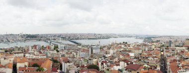 İstanbul, Türkiye - 21 Haziran 2019: İstanbul'daki evlerde ve kamu binalarında havadan görünüm. İstanbul, 15 milyondan fazla vatandaşıyla Türkiye'nin önemli bir şehridir..