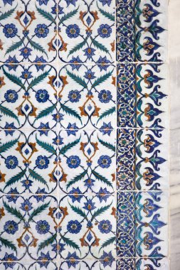 İstanbul Topkapı Sarayı'ndan çiçek desenli eski Osmanlı el yapımı Türk çinileri