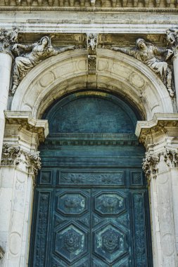 Venedik'teki Santa Maria della Salute Katedrali'ndeki kapının kapatılması, İtalya