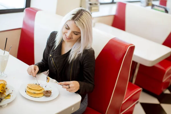 Pretty Young Woman Eating Pancakes Diner — Stock Photo, Image