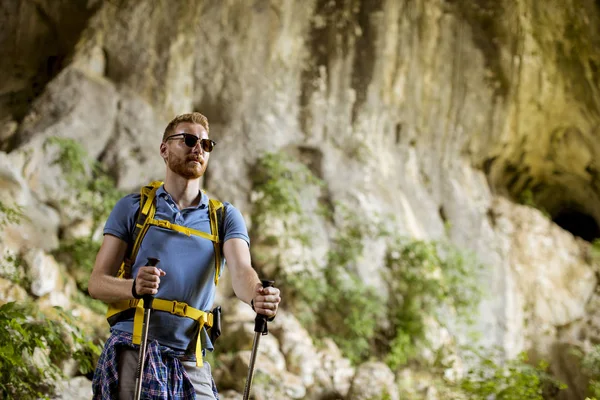 Beau Jeune Caucasien Mâle Randonneur Avec Sac Dos Randonnée Sur — Photo