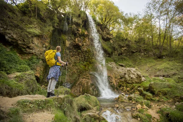 Pohledný Mladý Stopař Zastavil Vedle Horského Vodopádu Aby Odpočinul — Stock fotografie