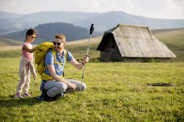 Jonge Vader Zijn Schattige Dochter Genieten Van Wandelen Een Zonnige — Stockfoto