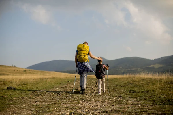 Mladý Otec Jeho Roztomilá Dcerka Užijí Túru Slunného Dne — Stock fotografie