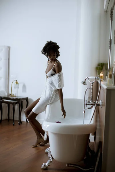 Banyoda Küvetin Yanında Duran Güzel Genç Afro Amerikan Kadın — Stok fotoğraf
