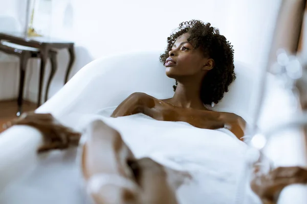 Güzel Genç Afro Amerikan Kadın Köpük Dolu Bir Küvette Banyo — Stok fotoğraf
