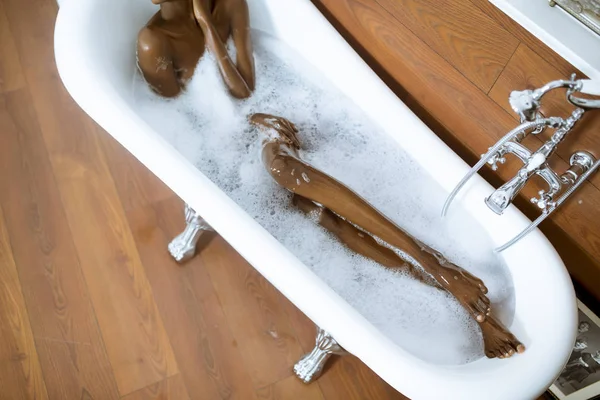 Belle Jeune Femme Afro Américaine Baignant Dans Une Baignoire Pleine — Photo