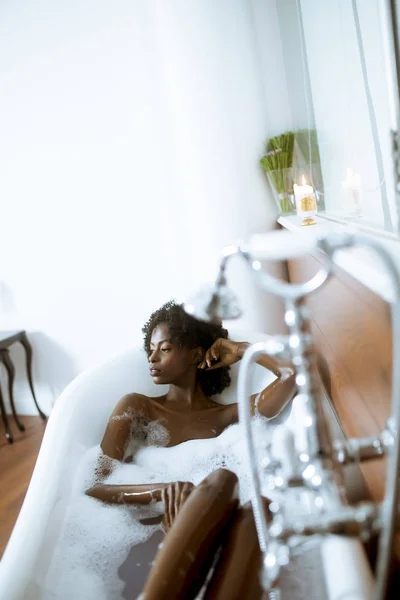 Belle Jeune Femme Afro Américaine Baignant Dans Une Baignoire Pleine — Photo