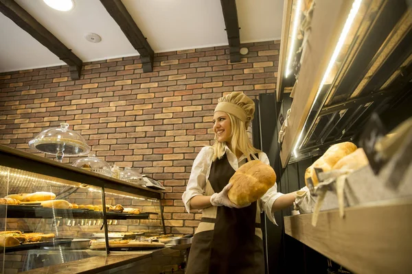 Mooie Jonge Vrouw Verkoopt Zacht Vers Brood Bakkerij — Stockfoto