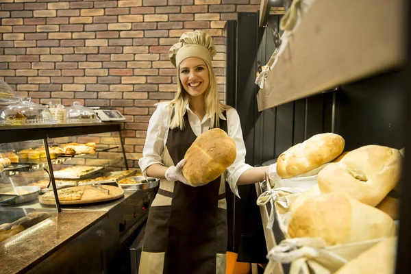 Ładna Młoda Kobieta Sprzedaje Miękkie Świeże Pieczywo Piekarni — Zdjęcie stockowe