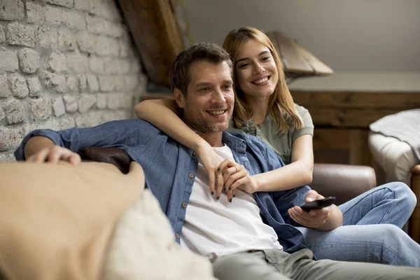 笑顔の素敵な若いカップルリラックスして 自宅でテレビを見て — ストック写真