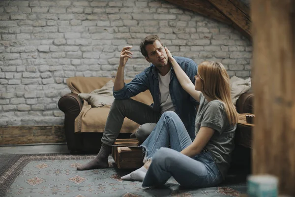 Genç çift bir sorun ile odada oturan, o onu confort çalışırken o üzgün