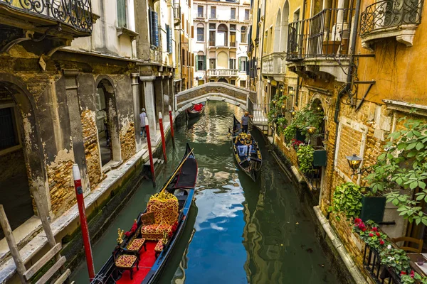 Venecia Italia Mayo 2019 Personas Identificadas Góndola Tradicional Estrecho Canal — Foto de Stock