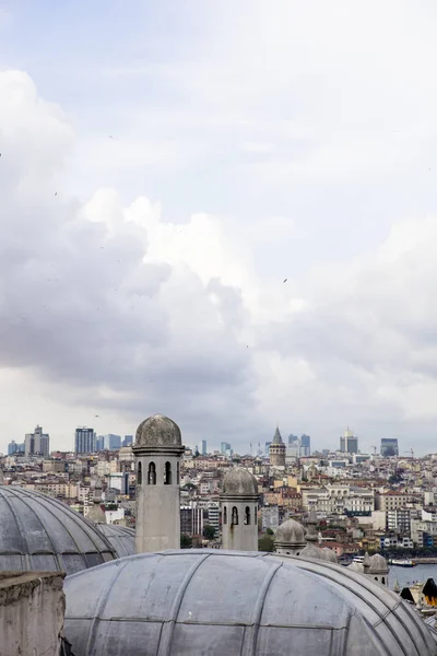 房屋和公共建筑的鸟瞰图密集覆盖土耳其伊斯坦布尔地区 — 图库照片
