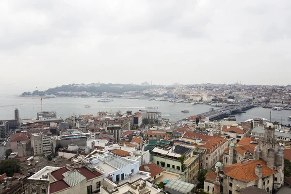 トルコのイスタンブールのエリアを密集した家屋や公共の建物での航空写真 — ストック写真
