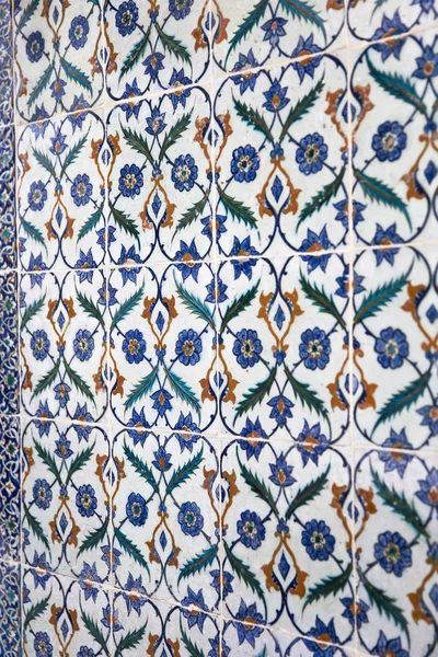 土耳其伊斯坦布尔托普卡皮宫的古代奥斯曼手工土耳其瓷砖 花卉图案 — 图库照片
