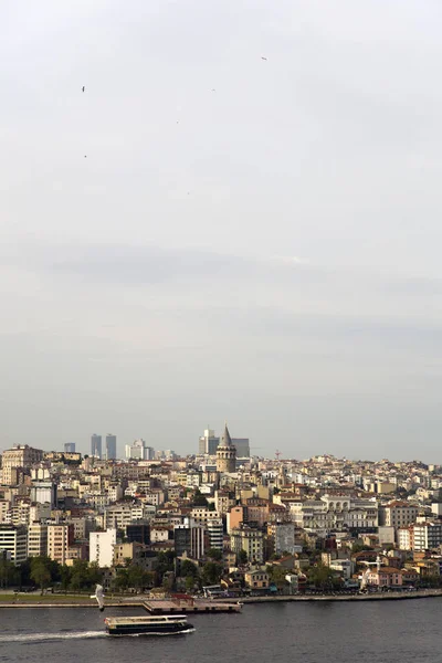 房屋和公共建筑的鸟瞰图密集覆盖土耳其伊斯坦布尔地区 — 图库照片