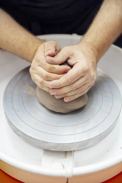 关闭详细视图在一个艺术家做泥陶器在旋转轮子 — 图库照片