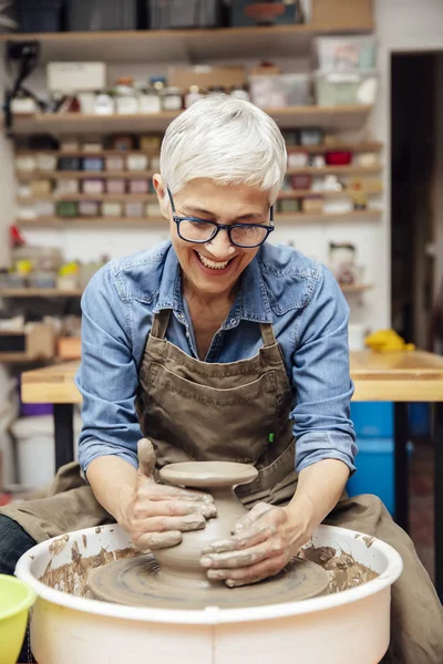 Dobrze Wyglądający Starszy Żeński Potter Pracujący Kole Garncarskim Siedząc Jej — Zdjęcie stockowe