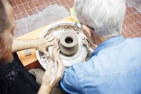 Vue Sur Femme Âgée Tournant Argile Sur Une Roue Avec — Photo