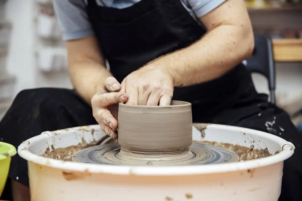 邮件艺术家的特写细节视图使粘土陶器在旋转轮 — 图库照片