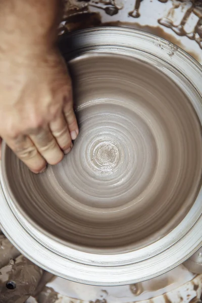 Vista Detalhe Perto Artista Correio Faz Cerâmica Barro Uma Roda — Fotografia de Stock