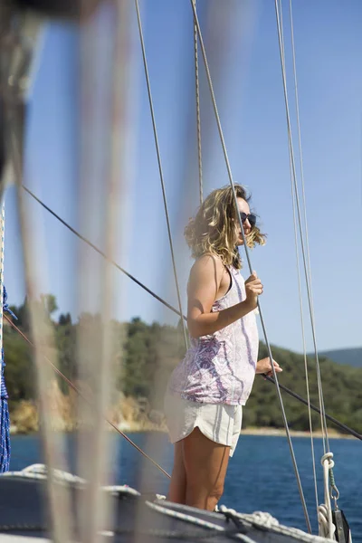 Молодая Женщина Летом Путешествует Средиземному Морю Лодке — стоковое фото