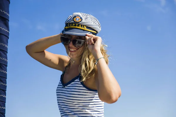 在游艇上戴船长帽的迷人年轻女子 — 图库照片