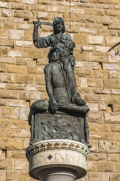 Donatello tarafından Floransa Piazza della Signoria'da 1464'ten itibaren Judith Ve Holofernes Heykeli'nin kopyası, İtalya