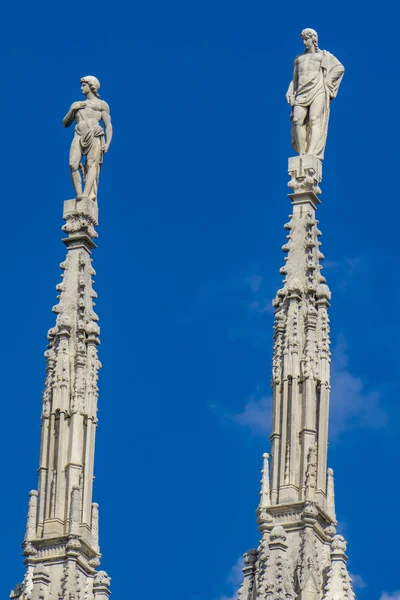 Twee Torens Met Standbeelden Kathedraal Van Milaan Italië Onder Blauwe — Stockfoto