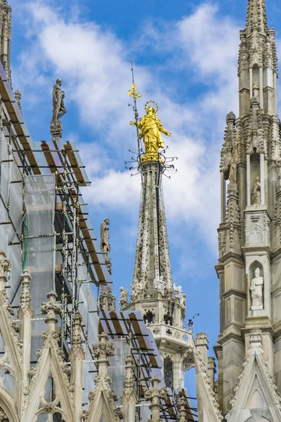 Statue Vierge Marie Sommet Cathédrale Milan Duomo Milano Italie — Photo