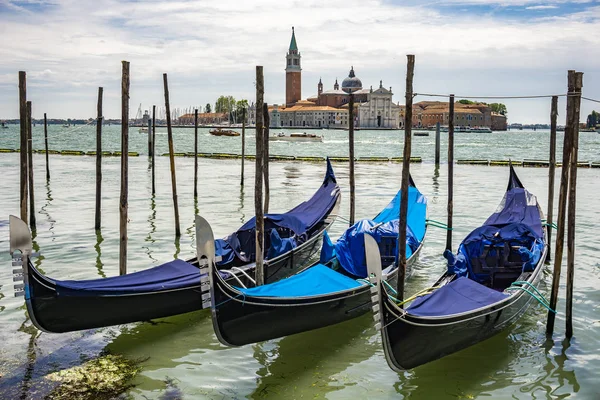 Utsikt Traditionella Gondoler Flyter Kanalen Venedig Framför San Giorgio Maggiore — Stockfoto