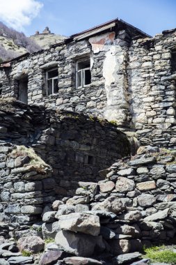Gürcistan'da kazbegi zirvesi yakınlarındaki Gergeti köyünde eski taşlı dağ evi görünümü